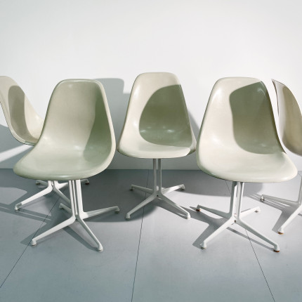 Five vintage fiberglass chairs design Charles Eames with Lafonda bases